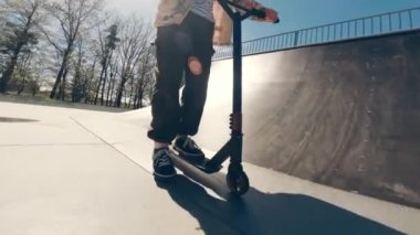 Küçük kız Ekstrem Park 'ta Scooter' dan numaralar yapıyor.