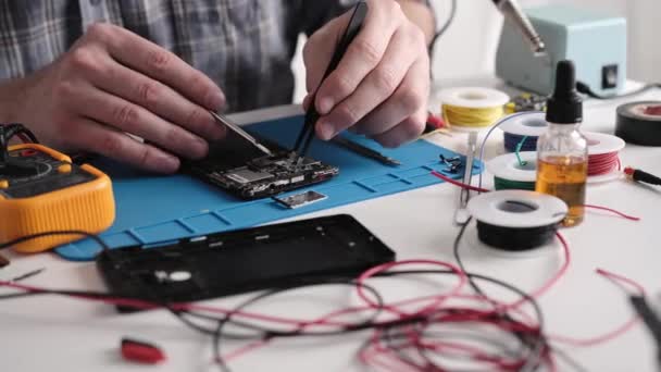 Hombre Servicio Desmontaje Teléfonos Inteligentes Rotos Para Fijación Taller Reparación — Vídeos de Stock