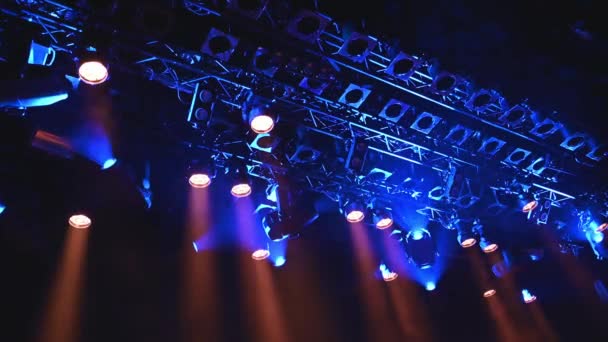 明るい青い天井のスポットライトは音楽コンサートまたはショーの間に段階を点灯します — ストック動画