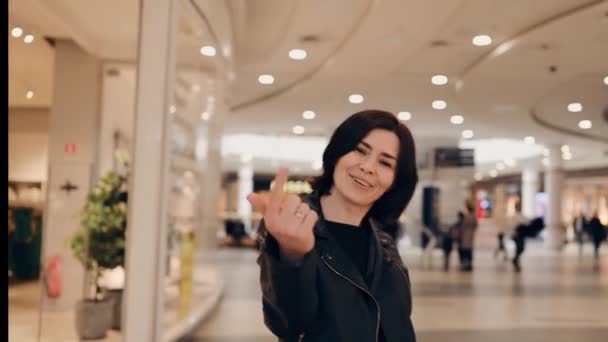 Молодая Привлекательная Женщина Улыбается Приглашает Следовать Ней Торговый Центр — стоковое видео