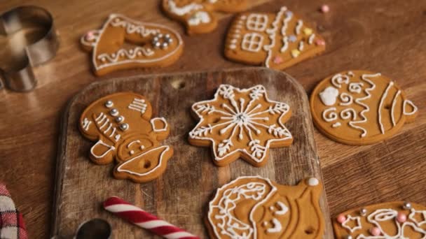 木製の背景に横たわる自家製のクリスマスジンジャーブレッドの数字とキャンディー杖のビューを閉じて 上からの眺め — ストック動画