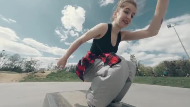Teenie Mädchen Tanzen Und Modern Dance Auf Einer Rampe Extremen — Stockvideo