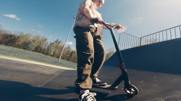 Маленькая Девочка Учится Ездить Kick Scooter Скейт Парке Замедленная Съемка — стоковое видео