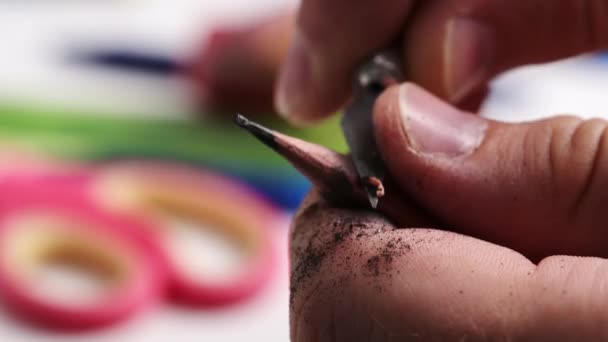 Καλλιτέχνης Ακόνισμα Ένα Μολύβι Χέρια Από Κοντά Προβολή — Αρχείο Βίντεο