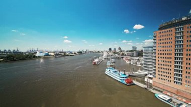 Hamburg 'daki nehrin zaman akışı. Etrafta tekneler ve enflasyonlar var.