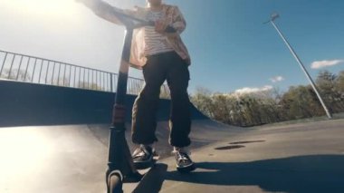 Ekstrem Park 'ta motosiklete binen kız, düşük melek manzaralı.