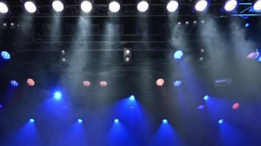 Parlak beyaz ve mavi tavan sahne ışıklarını sahne sisi boyunca aydınlatır. Müzikal konser sırasında ya da gösteri sırasında.