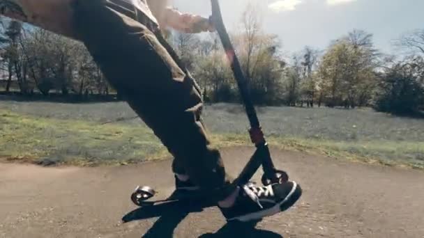 Mały Rider Jazdy Przez Kick Scooter Górę Dół Skate Parku — Wideo stockowe