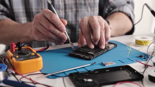 Técnico Mestre Centro Serviços Reparação Eletrônicos Está Corrigindo Smartphone Desmontando — Vídeo de Stock
