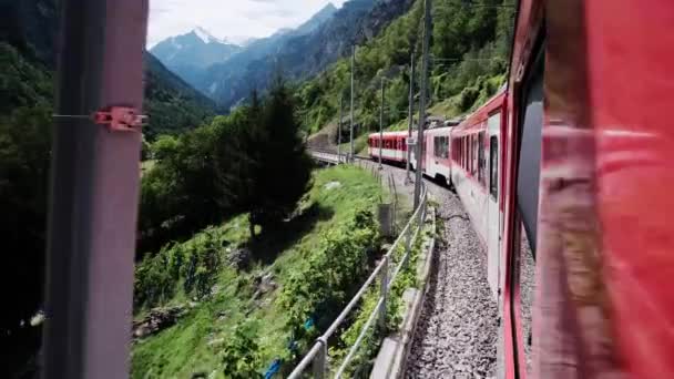 Rode Zwitserse Trein Langs Het Pad Door Het Alpengebergte — Stockvideo
