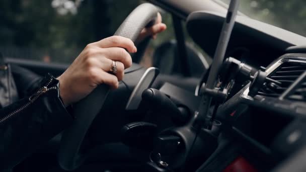 車を運転する女の子 車輪の近くの眺めをステアリング — ストック動画
