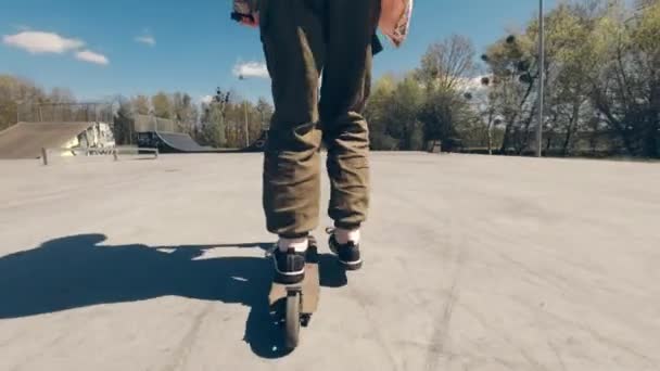 Menina Fazendo Truques Por Kick Scooter Parque Visão Ampla — Vídeo de Stock