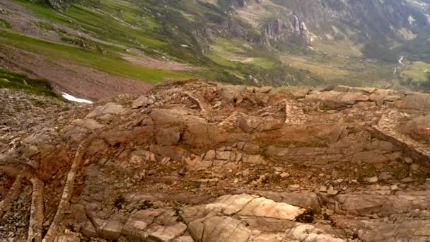 Samotny Turysta Plecakiem Wędrówki Wysokich Górach Alpejskich Drone Widok Wysoka — Wideo stockowe