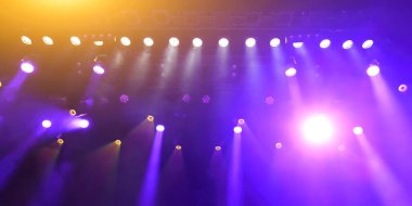 Gösteri veya konser sırasında ışık ve sisli sahne ışıklarının mor atmosferik soyut arkaplanı