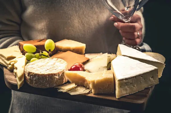 Elinde Farklı Peynir Asma Bardakları Olan Bir Kız Parmesanlı Peynirli — Stok fotoğraf