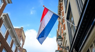 Hollanda, Lahey 'in merkezinde Blue Skyin' e karşı fasad binasına bayrak dikti