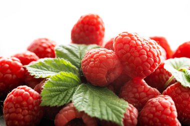 Yapraklı taze kırmızı ahududu.