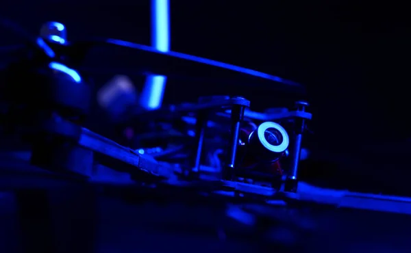 Kamera Rejsowa Śmigłowca Fpv Dron Stole Kolorowym Świetle — Zdjęcie stockowe