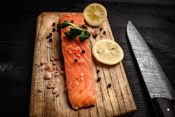 Red Fish Salmon Fillet Herbs Lemon Cutting Board Ready Cooking — Stock Photo, Image