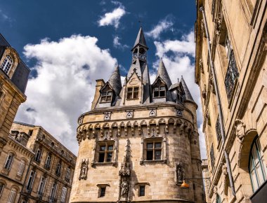Bordeaux şehrinin eski kapısı (Porte Caihau). Bordeaux, Fransa 'nın merkezindeki güzel manzara binası..