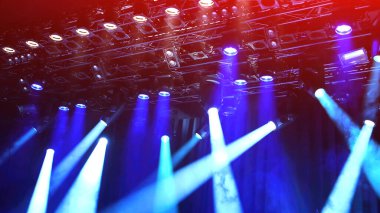 Gösteri sırasında spot ışıklarından ya da müzikal konserden mavi ışık