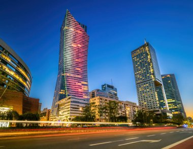 Akşamları Varşova 'nın Merkez İşletme Bölgesi. Otoyol' dan geçen arabaların ışık yollarıyla.