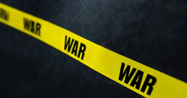 警告ミリタリー紛争として戦争テキストで黄色いテープストライプ 危険と真実の概念 — ストック写真