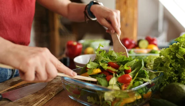 Girl Cooking Vegetable Salad Kitchen Mixing Salad Bowl — Stock Photo, Image