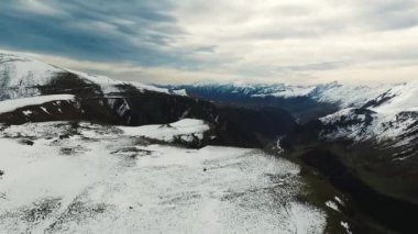 İnanılmaz Kış Dağı Manzarası Yüksekten Uçan Dron Görünümü