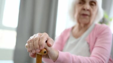 Yaşlı kadın Tezgaha yaslanıyor ve Parlak Oda 'da Karşılaşıyor