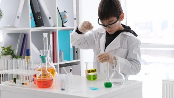 Uczeń Lekcji Chemii Wypełnia Rurkę Zielonym Płynem Chemicznym Uczeń Laboratorium — Wideo stockowe