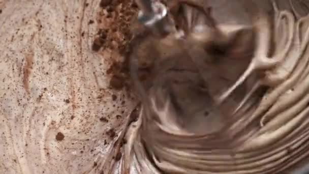 Ciasto Ugniatające Dodanie Kakao Przy Użyciu Automatycznego Mieszalnika — Wideo stockowe