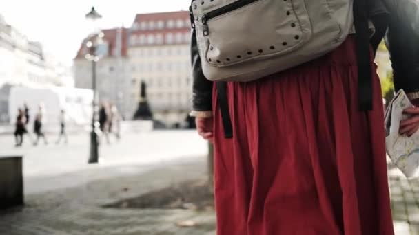 Ženské Turistické Procházky Centrálních Ulicích Drážďanech Nošení Německé Vlajky Mapy — Stock video