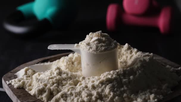 Protein Tozu Kettlebell Dambıl Spor Yiyeceği Takviyeli Bir Ölçü Kaşığına — Stok video