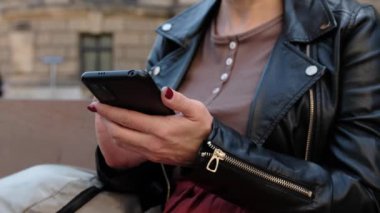 Şehir sokaklarında her gün sosyal medya kavramını anlatan çekici bir kadın.