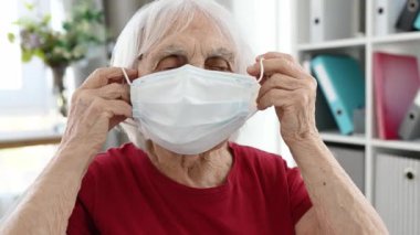 Yaşlı Kadın Koruyucu Tıbbi Maskeyi Yüzüne Takıyor