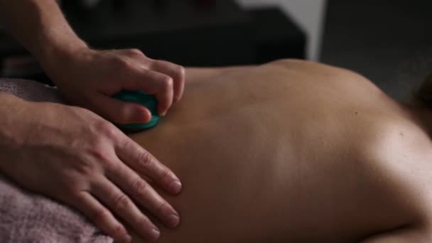 Massaggiatrice Doing Sano Relax Indietro Massaggio Giovane Ragazza Con Massaggio — Video Stock