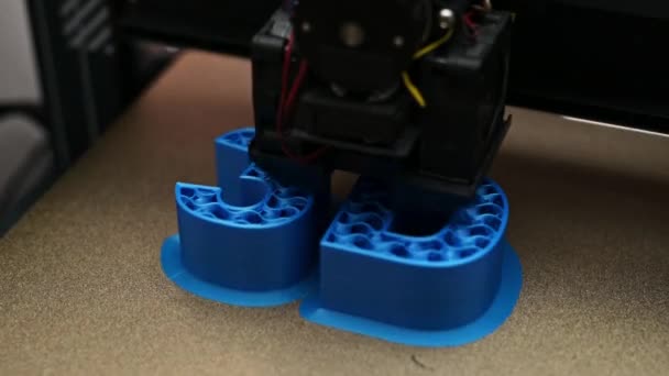 青い色の3D印の3Dプリンター印刷プロセス — ストック動画
