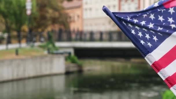 Americká Národní Vlajka Vlní Hrdě Vlajkovém Stožáru Symbolizující Spojené Státy — Stock video