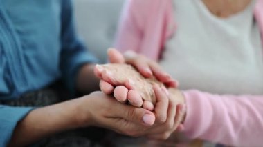 Torununun Yaşlı Büyükannelere Tutması Nesil Bağlantısı kavramını somutlaştırdı