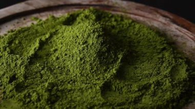 Kibrit yeşil çay tozu üst manzarada dönüyor.