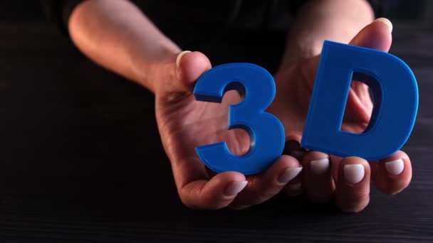 3Dプリンターで印刷された青い3次元の手紙を示す少女 — ストック動画
