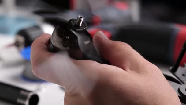Montáž Fpv Diy Drone Připevnění Šroubu Utažení Šroubové Matice — Stock video