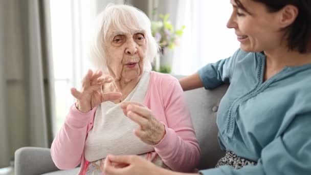Yaşlı Kadın Genç Olanla Sohbet Eder Oturma Odasında Otururken Hayat — Stok video