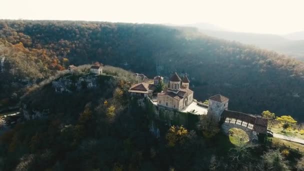 Gürcistan Bir Dağ Sırasındaki Eski Kilise Gökyüzü Manzarası — Stok video