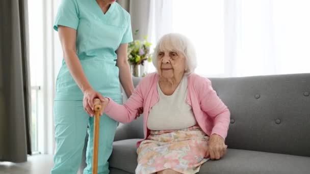 Enfermera Ayudando Para Anciana Mujer Para Caminar Casa Ancianos — Vídeos de Stock