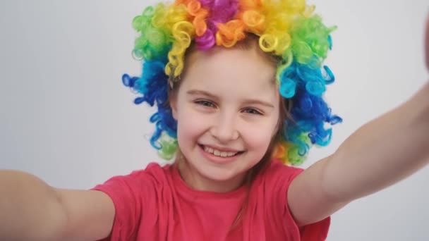Zabawna Dziewczynka Kolorowe Peruki Biorąc Selfie — Wideo stockowe