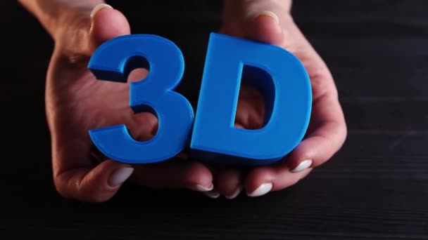 Letras Tridimensionales Azules Impresas Con Impresora — Vídeos de Stock