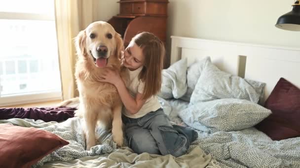 Söt Liten Flicka Petting Golden Retriever Hund Sängen Preteen Kvinnliga — Stockvideo