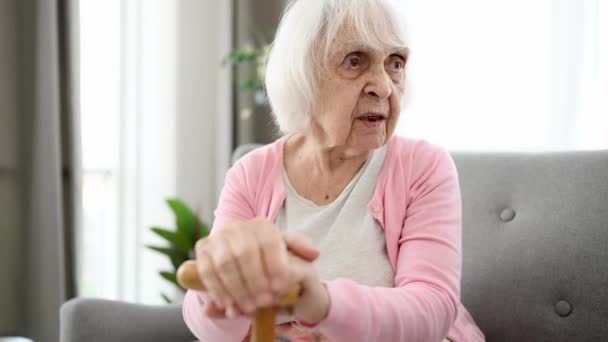 Äldre Kvinna Med Käpp Pratar Sin Hälsa Vardagsrummet — Stockvideo